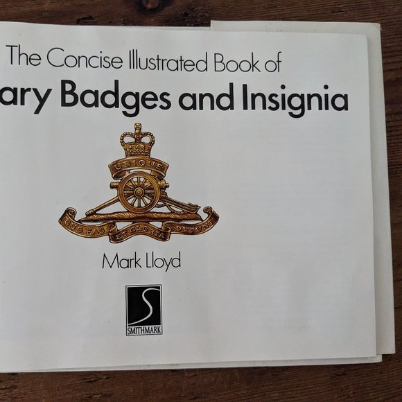 The Concise Illustrated Book of Military Badges and Insignia By Mark Lloyd - Picture 7 of 9